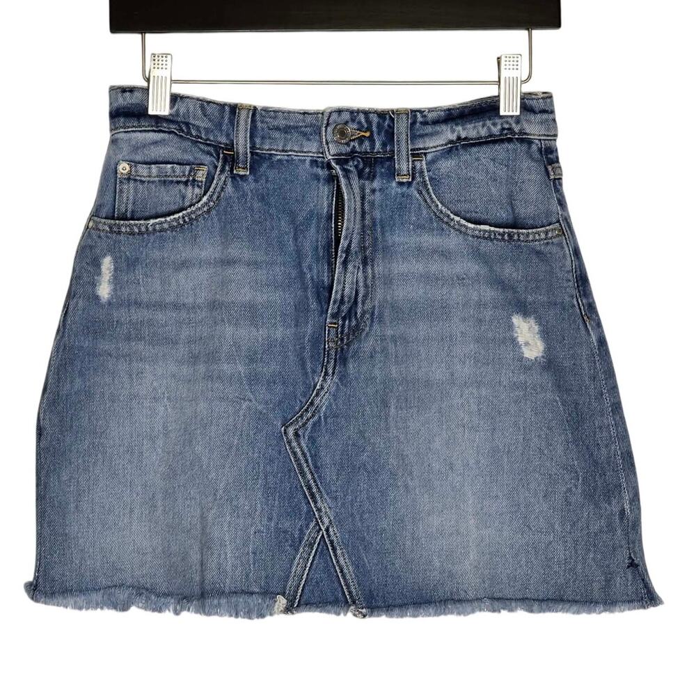 GUESS Women’s Denim Mini Skirt Size 27 High Rise Distressed Raw Hem Light Wash - Picture 9 of 14